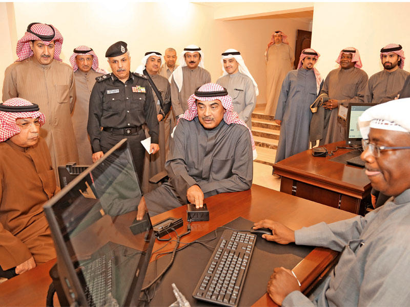 صباح الخالد يقوم بتجربة عملية جهاز التبصيم