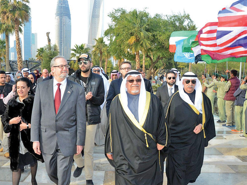 ممثل الأمير وبعض الحضور في جولة عقب افتتاح مهرجان «شكراً لدول التحالف»