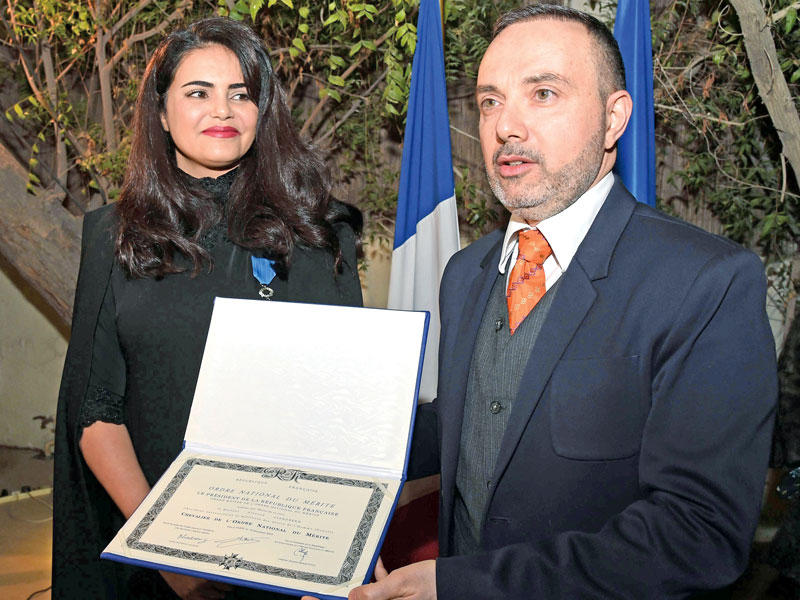 سفير فرنسا خلال تكريم الشارخ