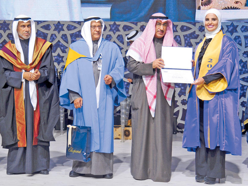 الفارس يكرم خريجة من كلية القانون الكويتية العالمية 