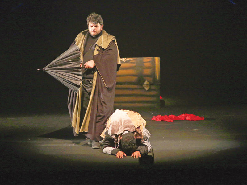 لقطة من  عرض «الرجل الذي صار كلباً»