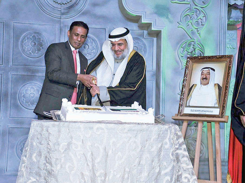 المطوع والسفير السريلانكي يقطعان كيكة الحفل