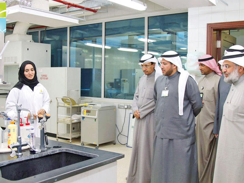 الأحمد والمطوع خلال جولتهما على المختبرات البيئية