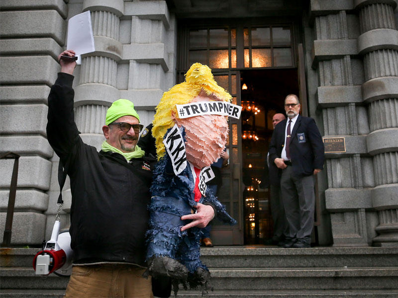 ميخايل بتريلس خارجاً من محكمة استئناف الدائرة الأميركية التاسعة حاملاً القرار بيده في سان فرانسيسكو أمس الأول (أ ف ب)