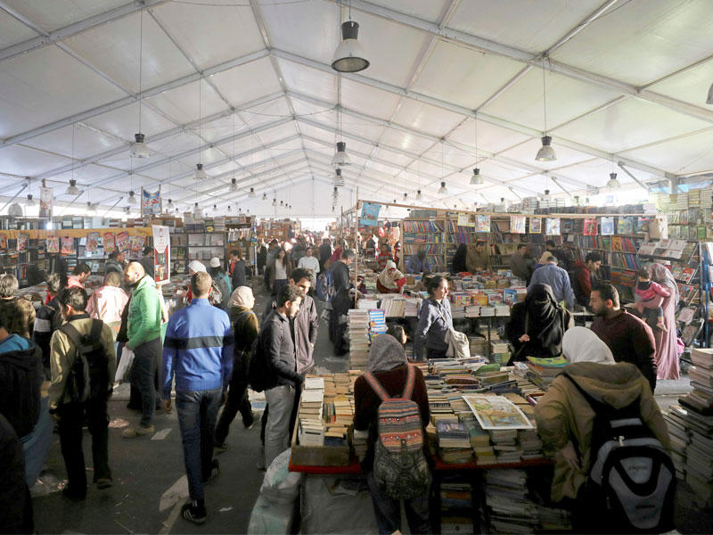 زوار داخل جناح بمعرض القاهرة الدولي للكتاب المقام بمدينة نصر شرق العاصمة المصرية أمس الأول t(رويترز)