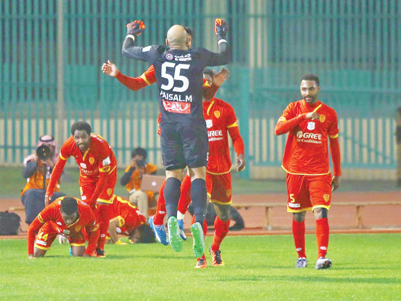 لاعبو القادسية يحتفلون بالفوز على الأهلي