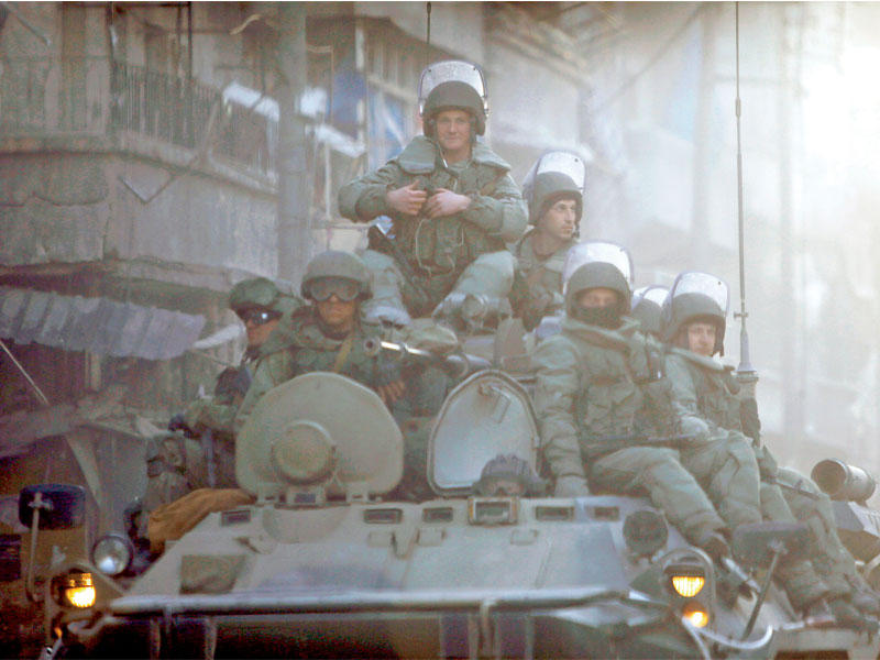 جنود روس في دورية بحلب قبل أيام (أ ف ب)n