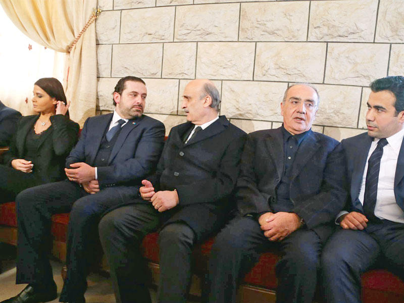 جعجع محاطاً بالحريري من جهة وفارس سعيد من الجهة الأخرى في كاتدرائية مار سابا في بشري أمسn