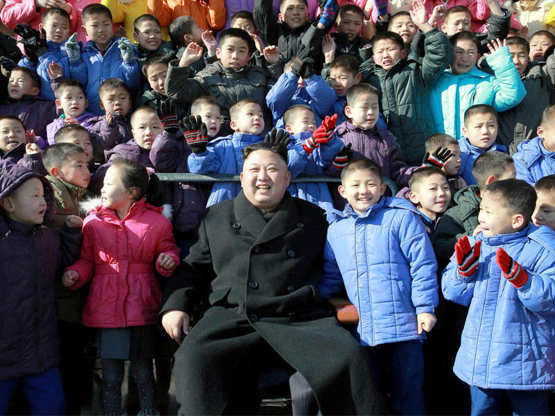 ارشيفية | الزعيم الكوري الشمالي كيم جونغ أون  مع طلاب المدارس