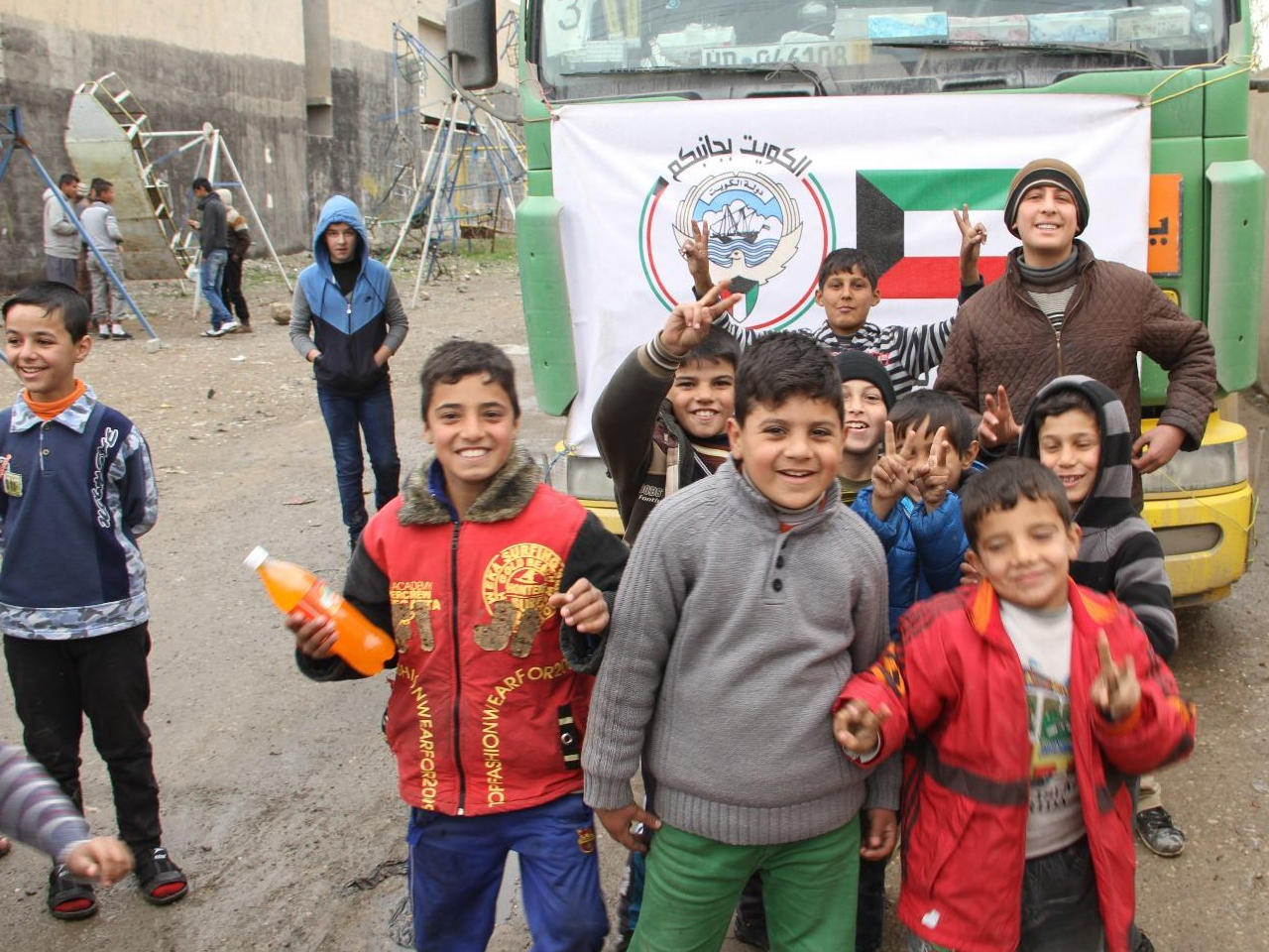جانب من توزيع مساعدات لمدارس في الأحياء المحررة بالجانب الأيسر من مدينة الموصل