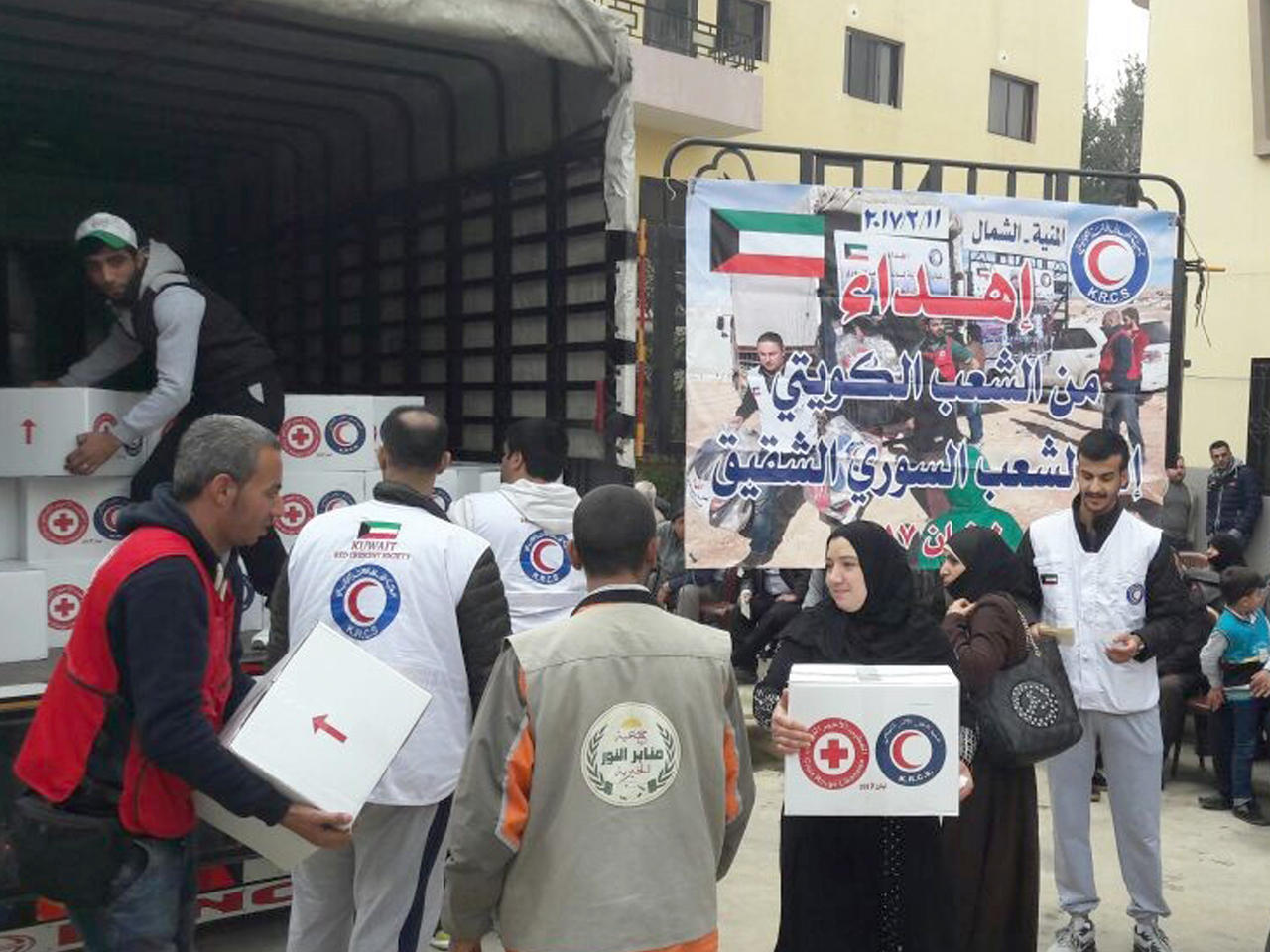 جانب من عملية توزيع المساعدات على الأسر السورية