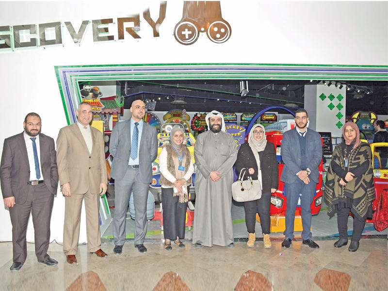 خالد الرومي متوسطاً فريق العملn