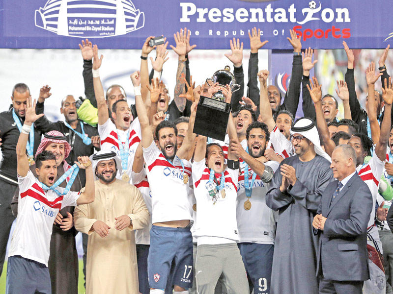 أبطال الزمالك يرفعون كأس السوبر على منصة التتويج