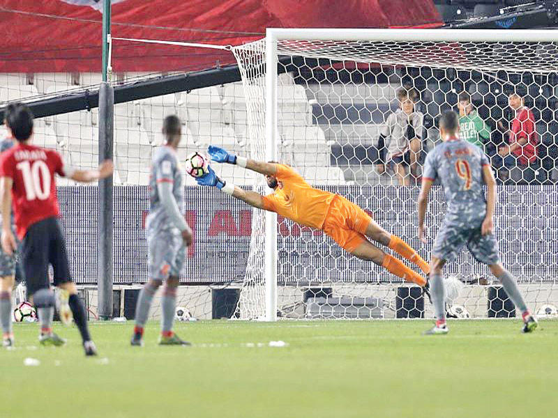 حارس مرمى لخويا يتصدى لإحدى هجمات الريان