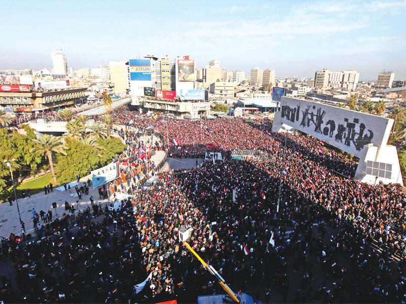 عشرات آلاف العراقيين في ساحة التحرير وسط بغداد أمس (رويترز)