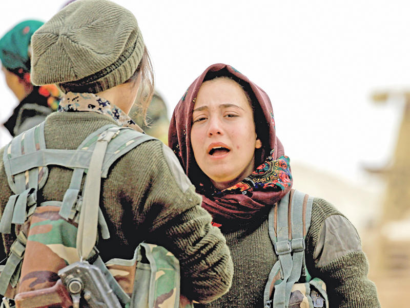 مقاتلة عربية مع «قسد» قرب الرقة أمس الأول (أ ف ب) 