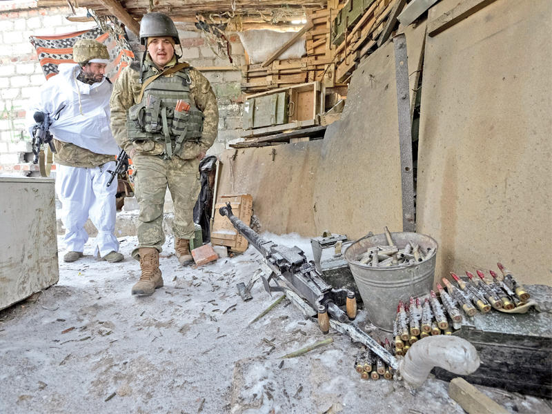 جنديان أوكرانيان قرب خط تماس مع الانفصاليين في مدينة افدييفكا أمس الأول (رويترز)