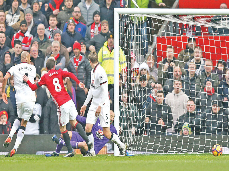 ماتا يسجل الهدف الأول لـ «الشياطين»