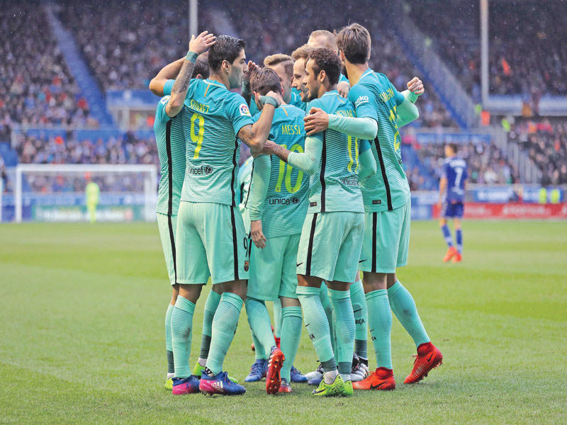 لاعبو برشلونة يحتفلون بالفوز أمس