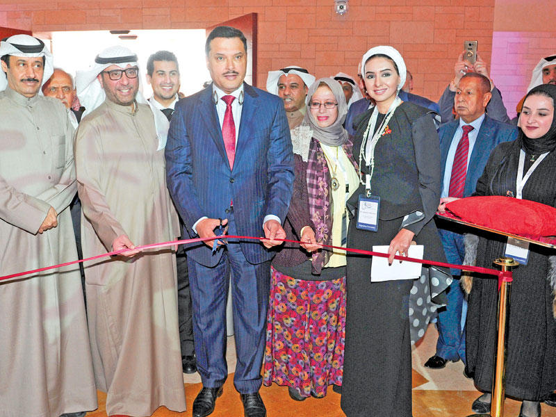 الحربي مفتتحا المعرض المصاحب لمؤتمر طب الأسنان وبدا الدويري والعازمي والمطوع وجعفر   (تصوير عوض التعمري)