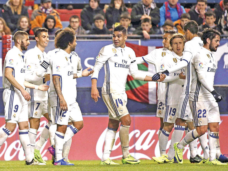 فرحة لاعبي ريال مدريد بعد إحراز رونالدو هدفاً في مرمى أوساسونا