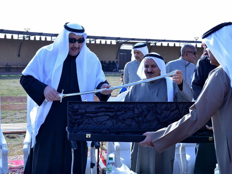 محافظ الفروانية الشيخ فيصل الحمود المالك الصباح والمستشار في الديوان الأميري محمد ضيف الله شرار خلال تدشين الفعاليات والنشاطات الاجتماعية احتفالا بالأعياد الوطنية