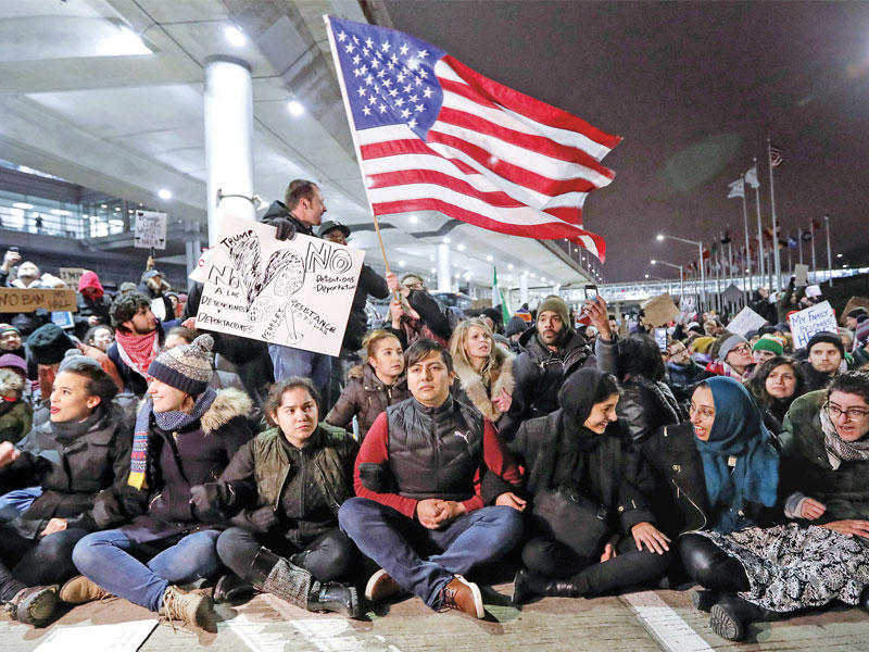 جانب من المظاهرات الأخيرة التي جابت شوارع عدد من الولايات الأميركية للتنديد بالمرسوم الأول الذي اصدره ترامب - ارشيف