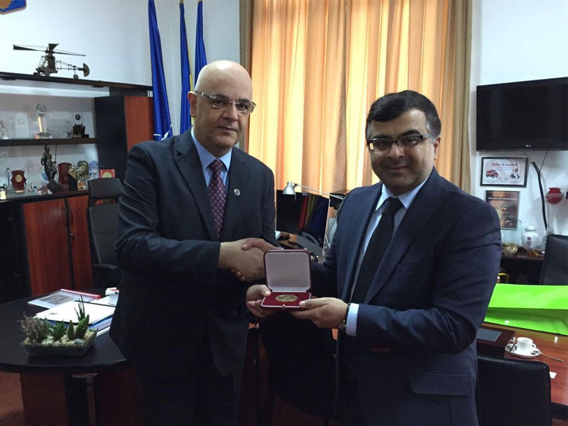 (أرشيفية) السفير الكويتي لدى رومانيا طلال الهاجري مع وزير الدولة لشؤون الطوارئ بوزارة الدالخلية الدكتور رائد عرفات