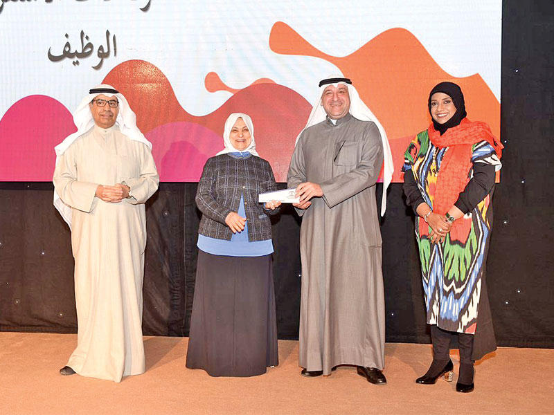 وليد مندني متسلما الجوائز من هند الصبيحn