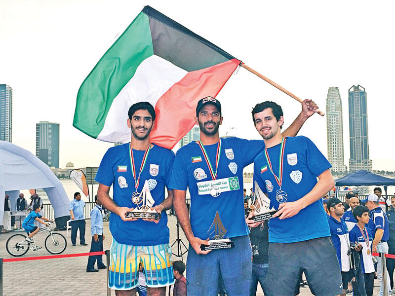 محمد بوربيع يمسك الكأس ويرفع علم الكويت