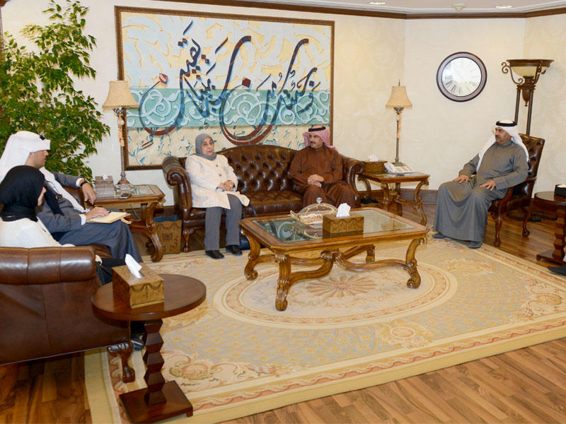  رئيس مجلس الإدارة والمدير العام لوكالة الأنباء الكويتية (كونا) الشيخ مبارك الدعيج الإبراهيم الصباح أثناء استقباله عميدة كلية الآداب بجامعة الكويت الدكتورة سعاد عبدالوهاب ورئيس قسم اللغة الفرنسية بالكلية الدكتور يعقوب الشمري 