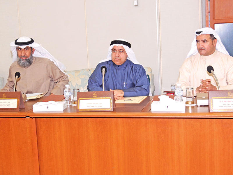 المرزوق وبوشهري والعتيبي في اجتماع «المالية» أمسt(تصوير عبدالله الخلف)