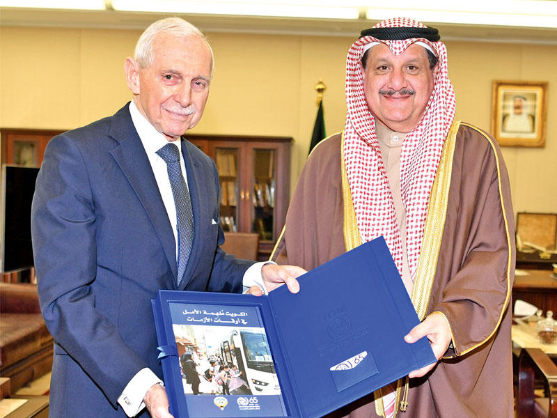 رئيس مجلس الامة بالانابة عيسى الكندري في مكتبه امس و المدير العام للمنظمة الدولية للهجرة وليام لاسي سوينج