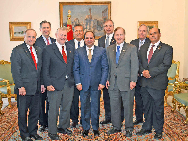 السيسي مستقبلا وفد الكونغرس الأميركي في القاهرة أمس (الرئاسة المصرية)