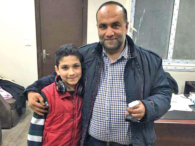 الطفل بأحضان والده بعد تحريره (الجريدة)