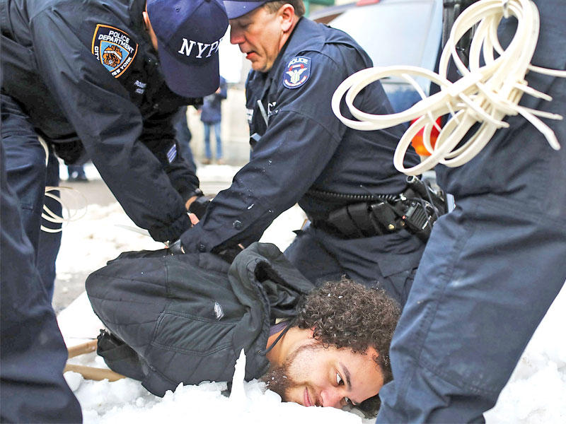 إلقاء القبض على متظاهر معارض لسياسات الهجرة في نيويورك أمس الأول (أ ف ب)