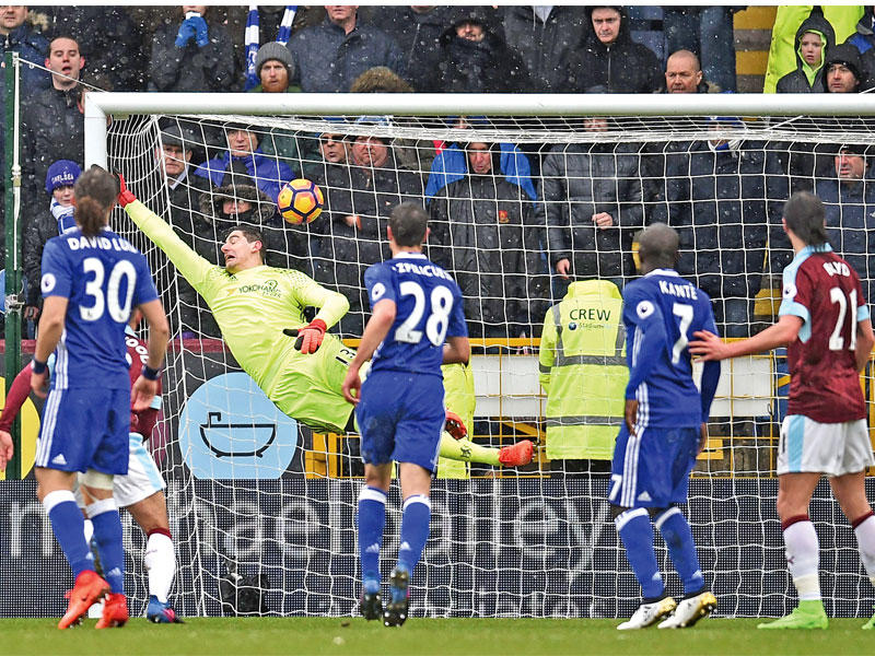 كورتوا حارس مرمى تشلسي يفشل في التصدي لتسديدة برادي لاعب بيرنلي