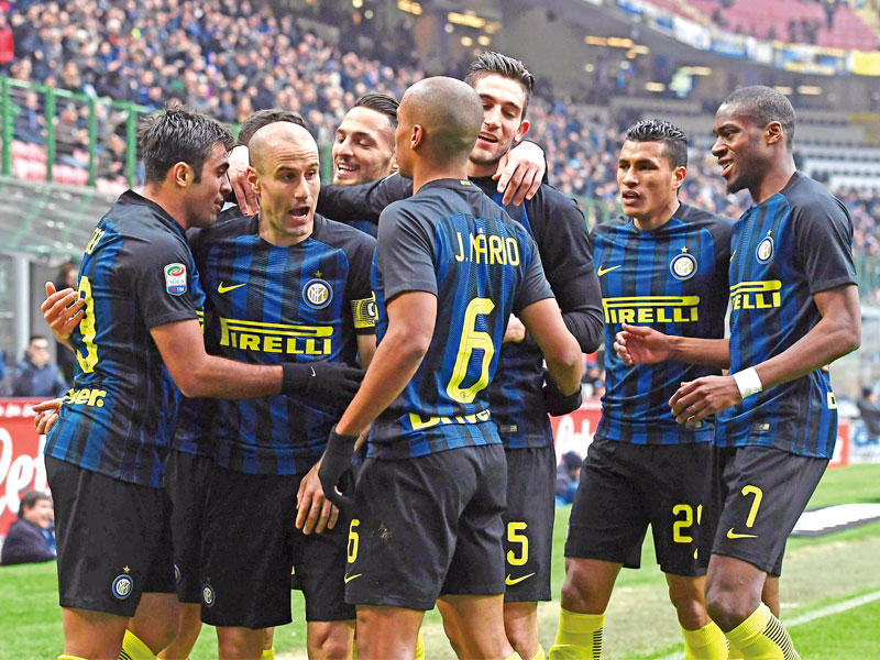 فرحة لاعبي الإنتر بهدف إيدير في مرمى إمبولي