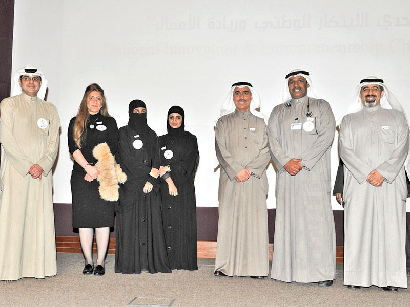 الأنصاري متوسطاً فريق مشروع «التطبيقي»