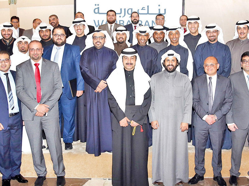 الإدارة التنفيذية مع الموظفين المكرمين