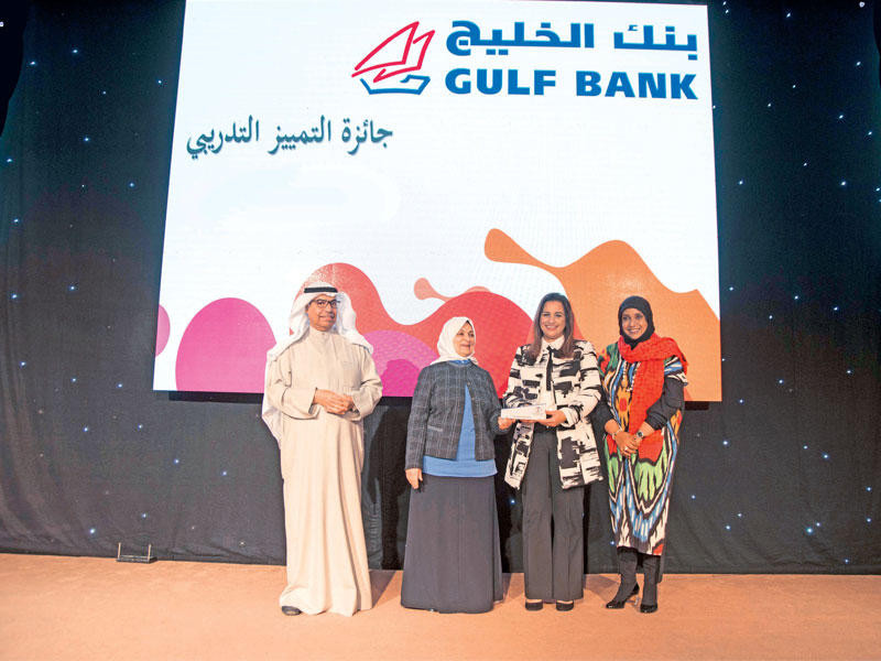 سلمى الحجاج تتسلم الجائزة بالنيابة عن «الخليج»