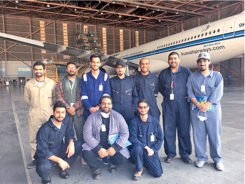 طلاب متدربون لدى الخطوط الجوية الكويتية