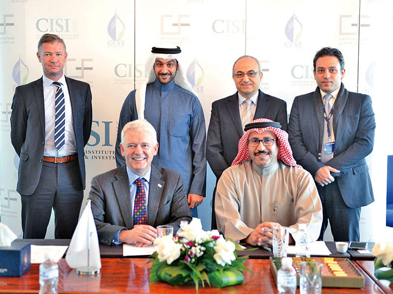 جانب من توقيع الاتفاقية بين الجامعة والمعهد