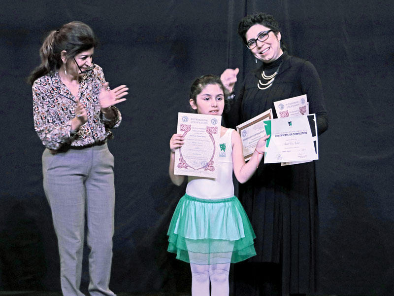 فارعة السقاف تكرم الطفلة مآب عيسى