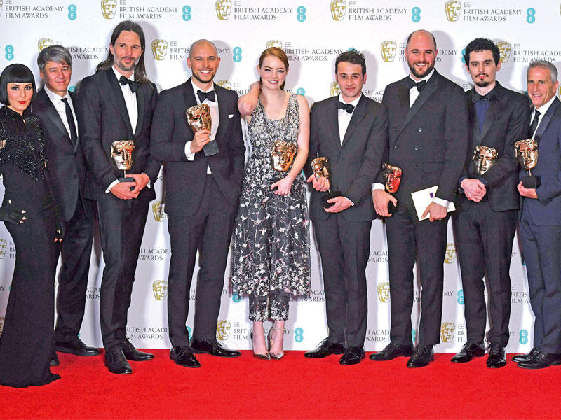 ستون ومخرج «لا لا لاند» مع مجموعة من الفائزين