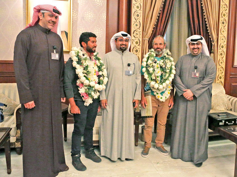 مسؤولو «زين» في استقبال أبطال الرحلة