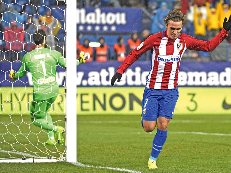 غريزمان نجم أتلتيكو يحتفل بهدفه