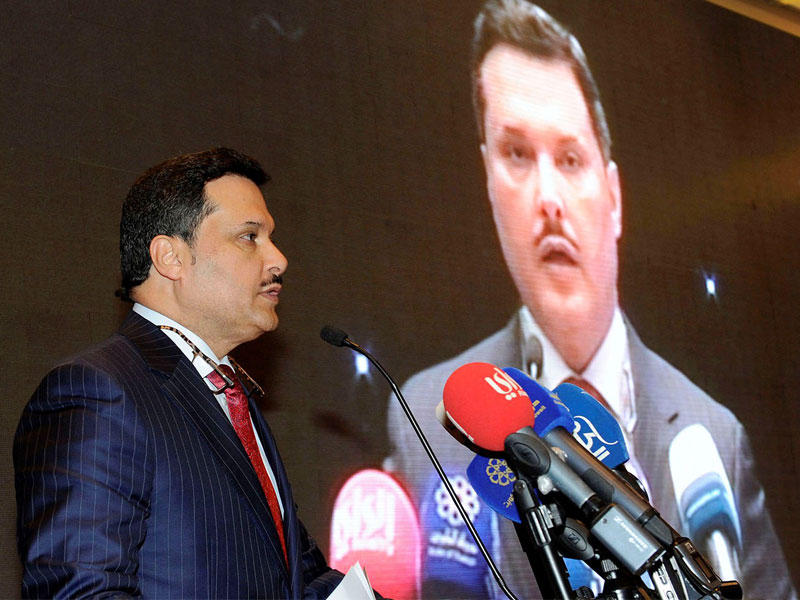  وزير الصحة الكويتي الدكتور جمال الحربي يتوسط الحضور خلال افتتاح المؤتمر العلمي الخامس لادارة طب الاسنان والمؤتمر الاول لطب اسنان الاطفال (كداك) 