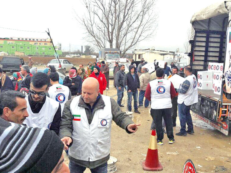 جانب من توزيع المساعدات الغذائية