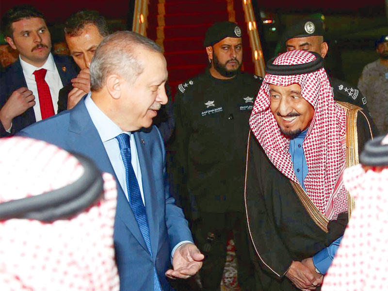 الملك سلمان مستقبلاً إردوغان أمس